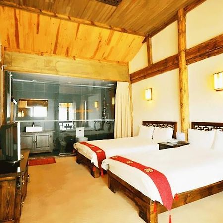 Golden Waterfront Inn Лицзян Экстерьер фото