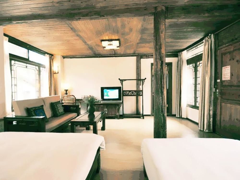 Golden Waterfront Inn Лицзян Экстерьер фото